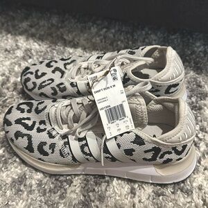 New with Tags: Womens Adidas Swift Run leopard US size 9